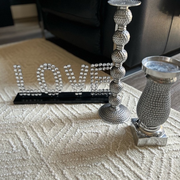 Two silver metal candle holders and one beaded lOVE sign - Picture 7 of 7